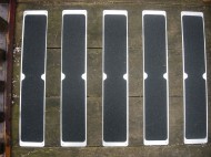 Béžová náhradní protiskluzová páska pro hliníkové nášlapy FLOMA Standard - 63,5 x 11,5 cm 
