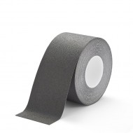 Černá plastová voděodolná protiskluzová páska FLOMA Super Resilient - 18,3 m x 10 cm a tlo